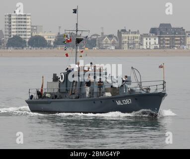 AJAXNETPHOTO. 25 AGOSTO 2016. PORTSMOUTH, INGHILTERRA. - RIPRESA DELLA SECONDA GUERRA MONDIALE DEL LANCIO DELLA DIFESA DEL PORTO - RESTAURATA LA SECONDA GUERRA MONDIALE HDML 1387 'MDA' DURANTE IL PASSATO VELICO CHE SEGNA IL CENTENARIO DELLA FONDAZIONE DELLE FORZE COSTIERE. . FOTO:JONATHAN EASTLAND/AJAX REF: D162508 6108 Foto Stock