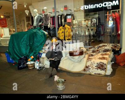 AJAXNETPHOTO. 2019. WORTHING, WEST SUSSEX, INGHILTERRA. - SENZA TETTO - SONNO DURO A MONTAGUE PLACE.PHOTO:JONATHAN EASTLAND/AJAX REF:GR190401 8762 Foto Stock