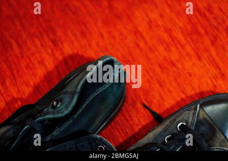 Scarpe eleganti nere Ragged, scarpe eleganti nere vintage Foto Stock