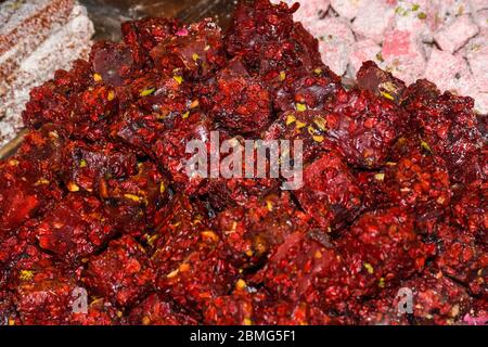 Grani di pepe misto dello sfondo. Diversi grani di pepe colorati, vicino. Foto Stock