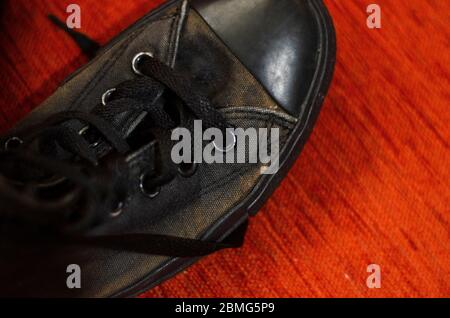 Scarpe eleganti nere Ragged, scarpe eleganti nere vintage Foto Stock