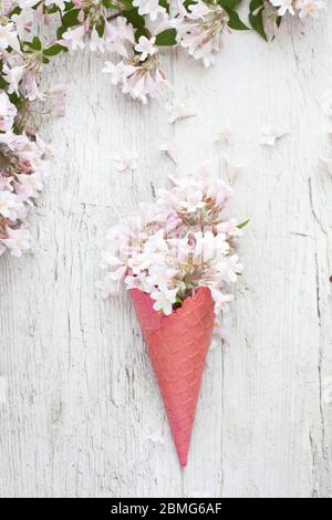 Bouquet - gelato ai fiori. Fiori rosa in un cono di ghiaccio Foto Stock