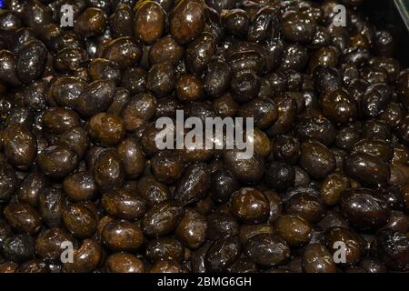 Olive turche mix diverso per la vendita nel Grand Bazaar, mercato egiziano all'aperto. Prodotti freschi sul mercato, anche varietà greche. Foto Stock