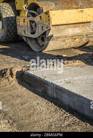 Autostrada in costruzione - un primo piano di un rullo a vapore e una strada Foto Stock