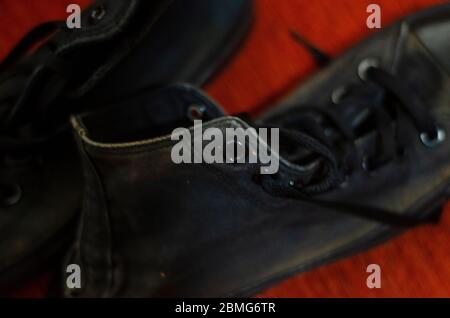 Scarpe eleganti nere Ragged, scarpe eleganti nere vintage Foto Stock
