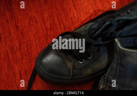 Scarpe eleganti nere Ragged, scarpe eleganti nere vintage Foto Stock