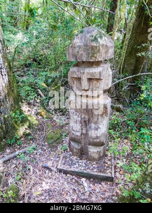 Statua in legno, nel mezzo del Huilo Huilo Riserva Biologica, che regredisce animali e mistico Mapuche caratteri dal sud del Cile. Los Ríos R Foto Stock