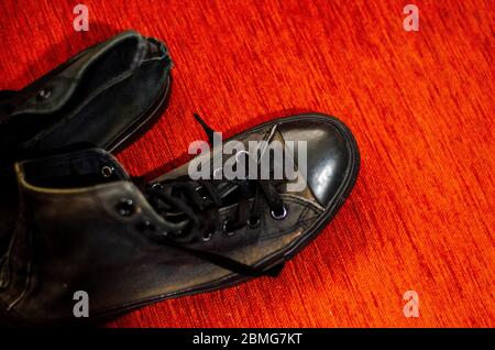 Scarpe eleganti nere Ragged, scarpe eleganti nere vintage Foto Stock