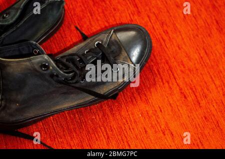 Scarpe eleganti nere Ragged, scarpe eleganti nere vintage Foto Stock