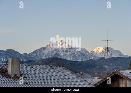 L'alba si illumina sulla cima della montagna di neve ad Ainring, in germania durante l'inverno Foto Stock