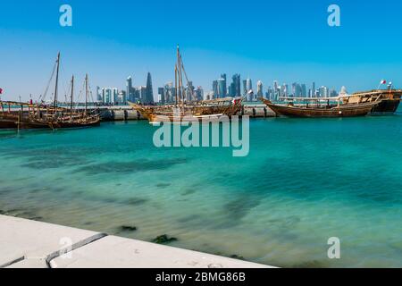 Doha Skyline con dhaus Foto Stock