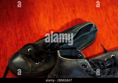 Scarpe eleganti nere Ragged, scarpe eleganti nere vintage Foto Stock