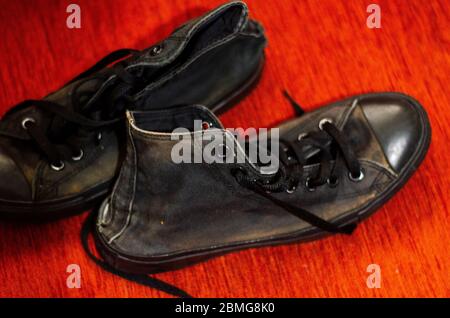 Scarpe eleganti nere Ragged, scarpe eleganti nere vintage Foto Stock