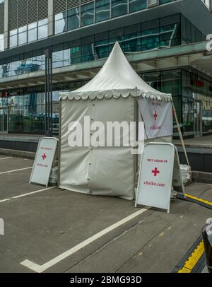 Russia, Mosca - 28 aprile 2020. Box mobile per test sul Covid 19 vicino ai grattacieli di Mosca Foto Stock