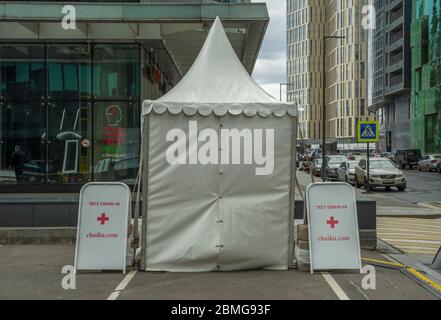 Russia, Mosca - 28 aprile 2020. Box mobile per test sul Covid 19 vicino ai grattacieli di Mosca Foto Stock