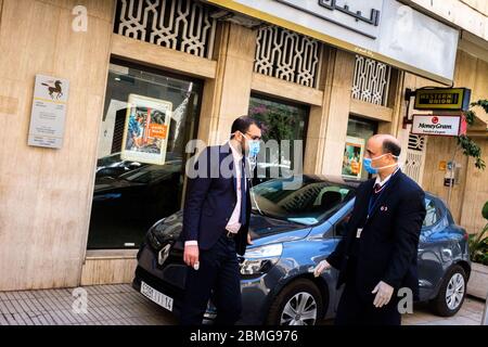 Marocco, Casablanca: Epidemia di coronavirus, Covid-19, il 10 aprile 2020. Guardie di sicurezza con maschere facciali di fronte a una banca Foto Stock