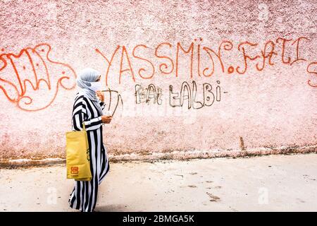 Marocco, Casablanca: Epidemia di coronavirus, Covid-19, il giovedì 16 aprile 2020. Donna con maschera facciale in strada Foto Stock