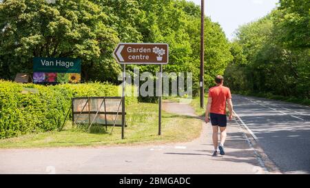 Chenies, Regno Unito. 9 maggio 2020. Segnaletica all'ingresso del Van Hage Garden Center vicino a Rickmansworth, Buckinghamshire, attualmente chiusa durante l'attuale blocco pandemico del coronavirus. Il primo ministro Boris Johnson, domenica 10 maggio, dovrebbe tenere un discorso sulla "roadmap" per svelare i piani del governo per l'eliminazione delle restrizioni di blocco e la riapertura dei Garden center. Credit: Stephen Chung / Alamy Live News Foto Stock