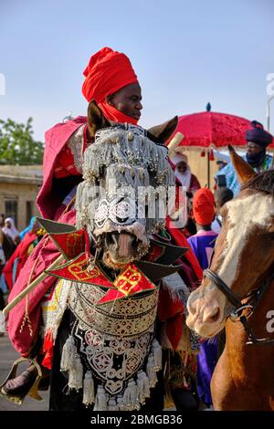 HRH l'Emiro di Gumel sfilando le strade di Gumel scoraggiato dalla sua corte durante un durbar. A durbar è una celebrazione nel nord della Nigeria in cui il n Foto Stock