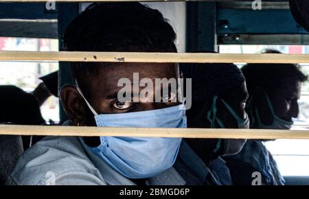 (200509) -- MUMBAI, 9 maggio 2020 (Xinhua) -- lavoratori migranti siedono in un treno per il loro viaggio di ritorno a casa durante un blocco nazionale per combattere la diffusione del COVID-19 a Mumbai, India, 8 maggio 2020. (Str/Xinhua) Foto Stock