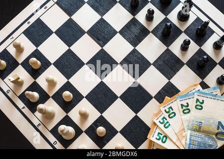 Vista dall'alto della scacchiera pronta per iniziare il gioco e puntare al centro Foto Stock