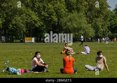 Londra, Regno Unito. 9 maggio 2020. Indossare maschere per incontrare la gente - Clapham Common non è così occupato nonostante il sole sia fuori e che ora la gente è autorizzata a sedersi, se solo brevemente, sulle panchine. Il blocco continua per l'epidemia di Coronavirus (Covid 19) a Londra. Credit: Guy Bell/Alamy Live News Foto Stock