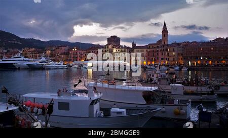 Tramonto panoramico sul villaggio di Oneglia, Imperia, Italia Foto Stock