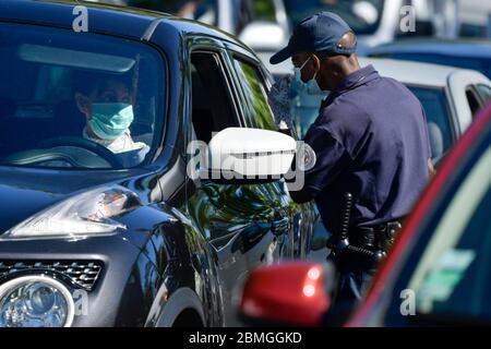 Reunion Island, Saint-Denis-de-la-Reunion: Focolaio di coronavirus, controlli di polizia lungo la strada per verificare i certificati di breve viaggio derogatorio durante il Foto Stock