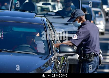 Reunion Island, Saint-Denis-de-la-Reunion: Focolaio di coronavirus, controlli di polizia lungo la strada per verificare i certificati di breve viaggio derogatorio durante il Foto Stock