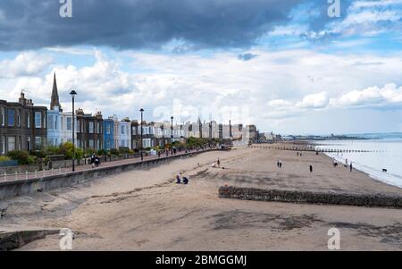 Vista sulla spiaggia con un cielo nuvoloso a Portobello in Scozia, Regno Unito Foto Stock