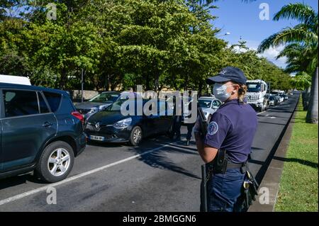 Reunion Island, Saint-Denis-de-la-Reunion: Focolaio di coronavirus, controlli di polizia lungo la strada per verificare i certificati di breve viaggio derogatorio durante il Foto Stock