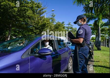 Reunion Island, Saint-Denis-de-la-Reunion: Focolaio di coronavirus, controlli di polizia lungo la strada per verificare i certificati di breve viaggio derogatorio durante il Foto Stock