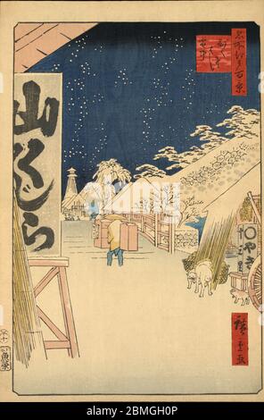 [ 1850 Giappone - ristoranti giapponesi nella neve ] - UN venditore coperto di neve passa da due ristoranti a Edo (attuale Tokyo), 1858. Il ristorante sulla sinistra pubblicizza yamakujira (balena di montagna), un eufemismo influenzato dal buddismo per il cibo come orso, cervo, scimmia, badger, lontre, volpe, lupo e donnola. Questa stampa in blocco di legno è l'immagine 114 in cento viste famose di Edo (名所江戸百景, Meisho Edo Hyakkei), una serie creata dall'artista ukiyoe Utagawa Hiroshige. Titolo: Ponte Bikuni in neve (びくにはし雪中, Bikunihashi setchu) stampa in blocchi di legno Ukiyoe, 19th Century. Foto Stock