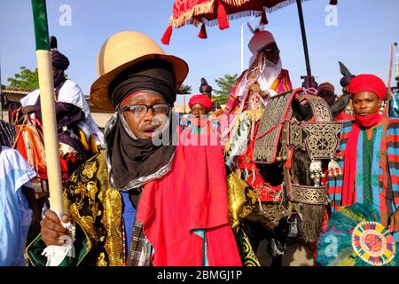 HRH l'Emiro di Gumel sfilando le strade di Gumel scoraggiato dalla sua corte durante un durbar. A durbar è una celebrazione nel nord della Nigeria in cui il n Foto Stock