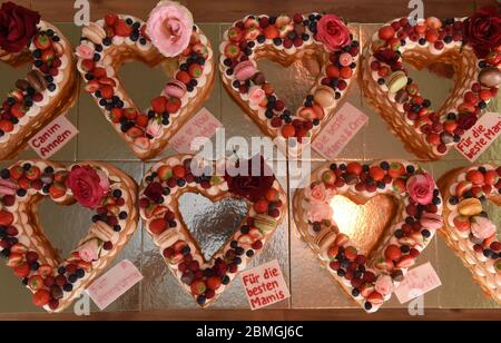 Monaco, Germania. 9 maggio 2020. Le torte fatte in casa per la festa della mamma sono poste su un tavolo decorato con rose nella panetteria Elbrus Kitchen prima di essere consegnate al cliente. Domani, domenica 10 maggio 2020, è la Giornata della Madre. Credit: Felix Hörhager/dpa/Alamy Live News Foto Stock