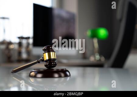 Studio avvocati concetto. Composizione dei simboli di legge: Gavel e scala. Foto Stock