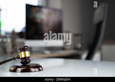 Studio avvocati concetto. Composizione dei simboli di legge: Gavel e scala. Foto Stock