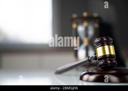 Studio avvocati concetto. Composizione dei simboli di legge: Gavel e scala. Foto Stock