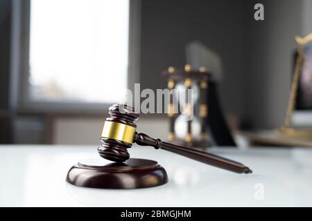 Studio avvocati concetto. Composizione dei simboli di legge: Gavel e scala. Foto Stock