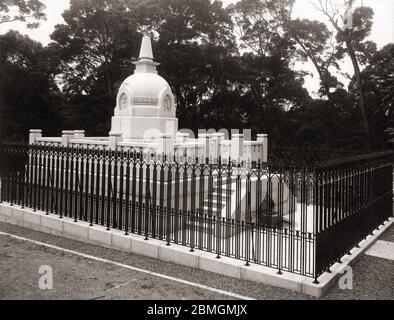 [ 1910 Giappone - Mound sepolcro Meiji ] - la tomba di nuova costruzione dell'imperatore Meiji (1852-1912) e dell'imperatrice Shoken (昭憲皇后, 1849-1914) a Fushimi Momoyama, Kyoto, come guardava nel 1913 (Taisho 2, 明治天皇伏見桃山陵). Il mausoleo fu completato poco dopo i funerali dell'imperatore. L'imperatore Meiji fu l'ultimo imperatore giapponese ad essere sepolto a Kyoto. stampa d'argento gelatina vintage del xx secolo. Foto Stock