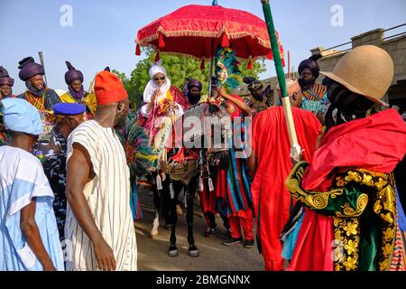 HRH l'Emiro di Gumel sfilando le strade di Gumel scoraggiato dalla sua corte durante un durbar. A durbar è una celebrazione nel nord della Nigeria in cui il n Foto Stock