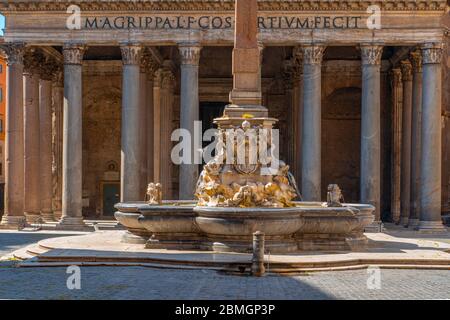 La fontana di Piazza della rotonda con il Pantheon sullo sfondo Foto Stock