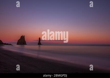 Reynisdrangar formazioni rocciose sulla spiaggia Reynisfjara Foto Stock