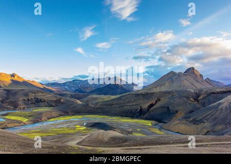 Fiume che scorre tra le montagne di rhyolite a Landmannalaugar Foto Stock