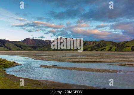 Fiume che scorre tra le montagne di rhyolite a Landmannalaugar Foto Stock