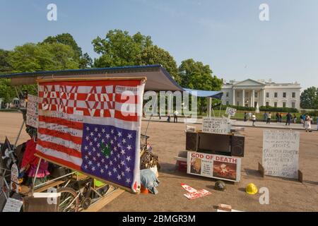 STRANI DI FRONTE ALLA CASA BIANCA, WASHINGTON DC Foto Stock