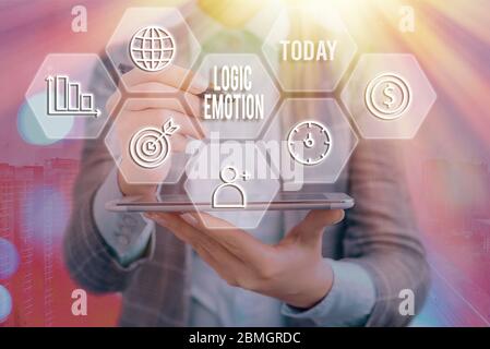 Segno di testo che mostra Logic Emotion. Foto di affari che mostra le sensibilità sgradevoli girate a mente ragionevole di rispetto di auto Foto Stock