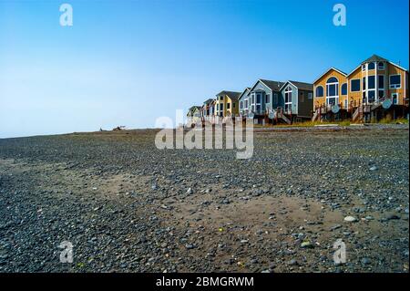 Case sul bordo di una spiaggia Foto Stock