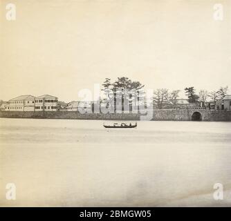 [ 1870 Giappone - Zecca imperiale giapponese ] - edifici della Zecca imperiale sul fiume Okawa (大川) a Osaka. Istituita per modernizzare il sistema monetario giapponese, la cerimonia inaugurale della Mint si è svolta il 4 aprile 1871 (Meiji 4). Fino al 1871, il Giappone non aveva una moneta unica. Ogni dominio ha emesso le proprie valute. Per il commercio internazionale, il dollaro messicano è stato usato spesso. La Zecca ha quindi svolto un ruolo importante nella creazione di una moneta stabile e l'ascesa dell'industria e della cultura moderna in Giappone. foto di albume vintage del xix secolo. Foto Stock