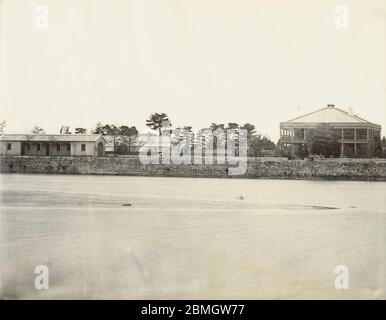 [ 1870 Giappone - Zecca imperiale giapponese ] - edifici della Zecca imperiale sul fiume Okawa (大川) a Osaka. Istituita per modernizzare il sistema monetario giapponese, la cerimonia inaugurale della Mint si è svolta il 4 aprile 1871 (Meiji 4). La menta ha svolto un ruolo importante nella creazione di una valuta stabile e l'ascesa dell'industria e della cultura moderna in Giappone. foto di albume vintage del xix secolo. Foto Stock